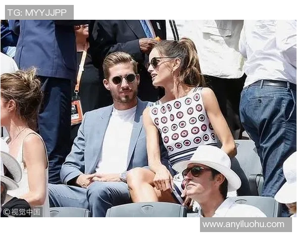 足球明星与爱妻甜蜜合影展现幸福生活瞬间引发网友热议 足球明星与爱妻甜蜜合影展现幸福生活瞬间引发网友热议