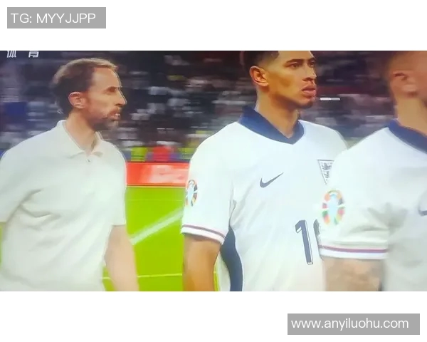 足球明星在绿茵场上挥洒汗水的瞬间与背后的桌面故事 足球明星在绿茵场上挥洒汗水的瞬间与背后的桌面故事