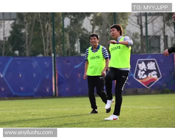 足球明星接受队友亲密采访展现友谊与默契的温馨瞬间